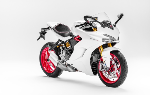 Мотоцикл  Ducati SuperSport S, 2017 на белом фоне 