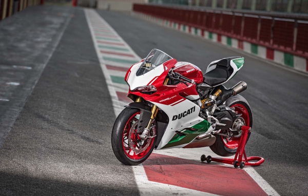 Красный мотоцикл Ducati 1299 Panigale R, 2017