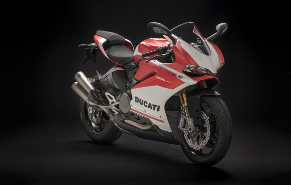 Красный мотоцикл  Ducati 959 Panigale Corse, 2018 на черном фоне