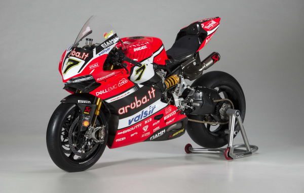 Красный мотоцикл Ducati Panigale R Superbike, 2017 на сером фоне