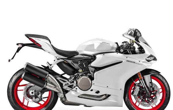 Супербайк Ducati 959 Panigale на белом фоне