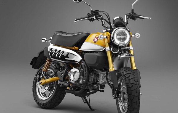 Мотоцикл Honda Monkey 125, 2017 на сером фоне