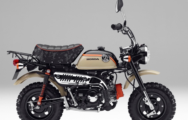 Гоночный мотоцикл Honda Z50, 2017 на сером фоне