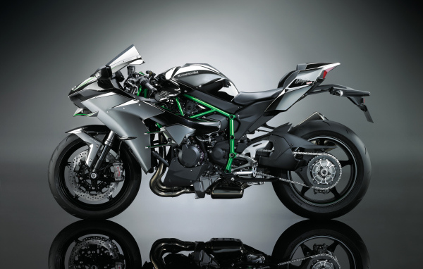 Черный мотоцикл  Kawasaki Ninja H2 