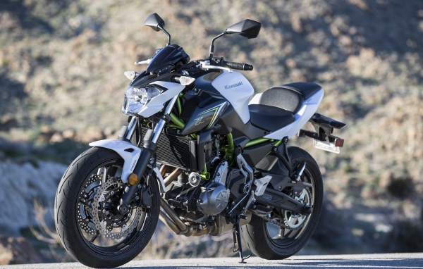 Серый мотоцикл Kawasaki Z650