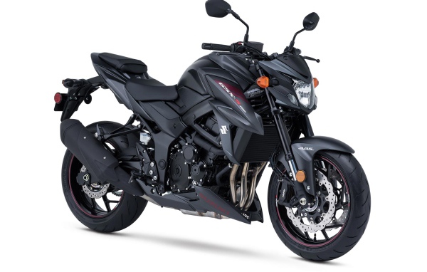 Черный мотоцикл Suzuki GSX-S750Z на белом фоне
