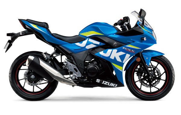 Синий мотоцикл Suzuki GSX250R на белом фоне 