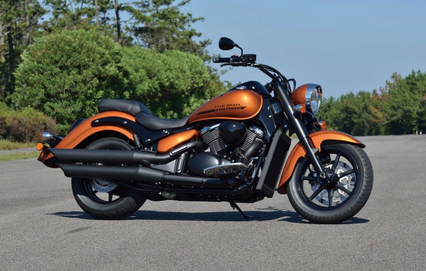 Мотоцикл Suzuki Boulevard C90 BOSS   на дороге 