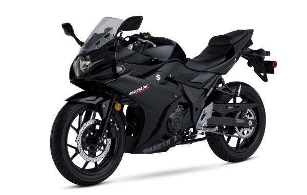 Мотоцикл Suzuki GSX250R на белом фоне 
