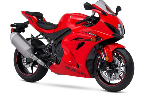 Красный мотоцикл Suzuki GSX-R1000 на белом фоне