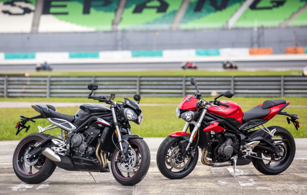 Черный и красный мотоциклы Triumph