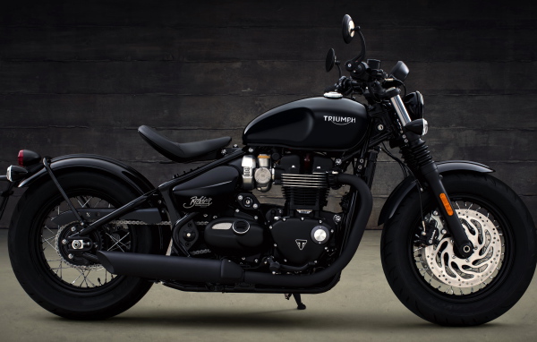 Черный мотоцикл Triumph Bonneville Bobber, 2018 вид сбоку