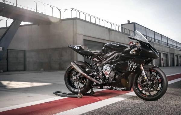 Черный блестящий мотоцикл Triumph Daytona 765, 2019