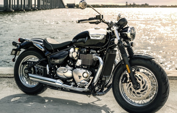 Стильный черный мотоцикл Triumph Bonneville Speedmaster, 2018 у воды