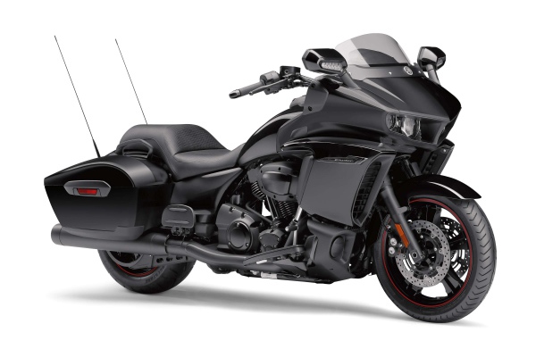 Черный мотоцикл Yamaha Star Eluder, 2018 на белом фоне