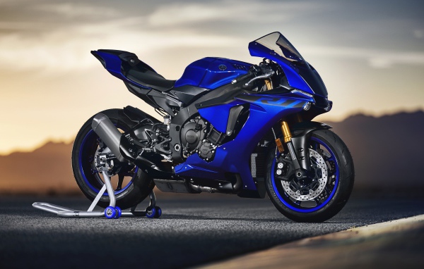 Синий мотоцикл Yamaha YZF-R1, 2018