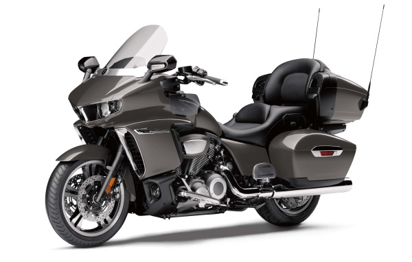 Серый мотоцикл Yamaha Star Venture, 2018 на белом фоне