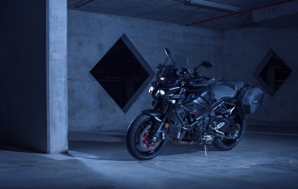 Мотоцикл Yamaha MT-10 в гараже 