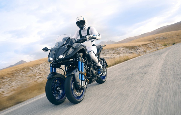 Мотоциклист на мотоцикле Yamaha Niken, 2018
