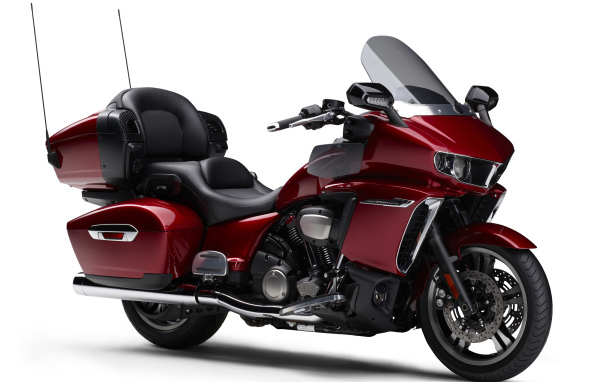 Красный мотоцикл Yamaha Star Venture 2018 на белом фоне