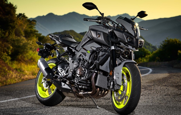 Спортивный мотоцикл  Yamaha FZ-10 на трассе 