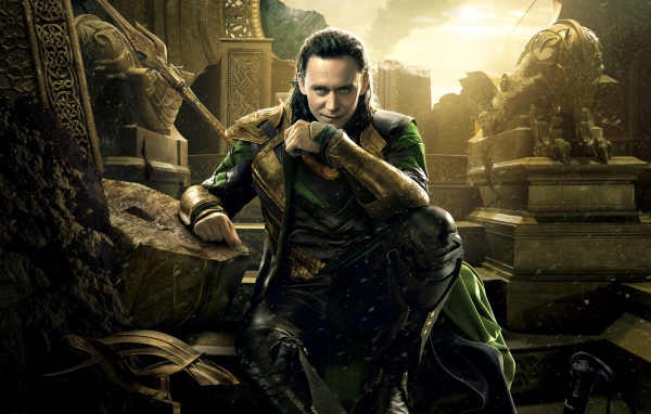 Актер Том Хиддлстон персонаж Локи в фильме Тор. Рагнарёк, 2017 