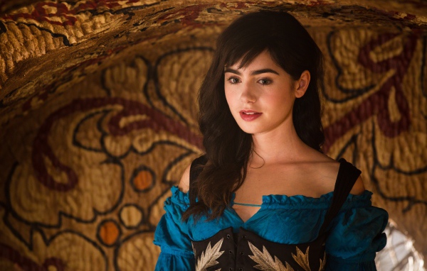 Актриса Лили Коллинз в фильме Белоснежка Месть гномов 