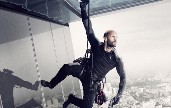 Артур Бишоп висит на страховке на стене фильм Механик Воскрешение 