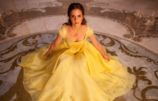Белль в красивом желтом платье фильм Красавица и чудовище 2017 