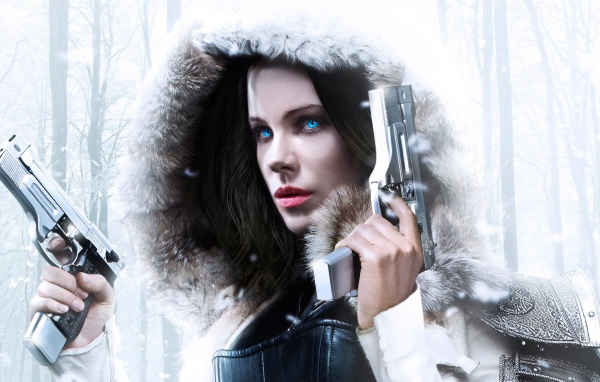 Селин с оружием персонаж фильма Другой мир. Войны крови 