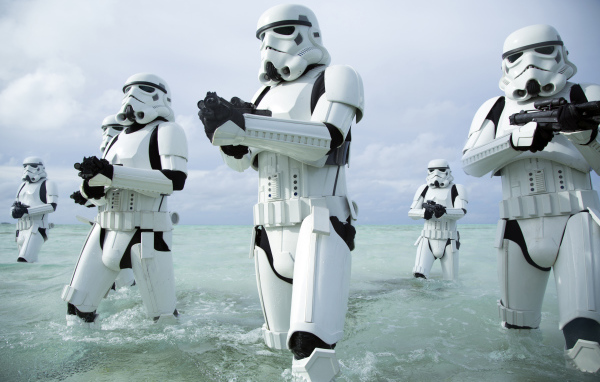 Имперские штурмовики идут по воде фильм Изгой-один. Звёздные войны Истории 