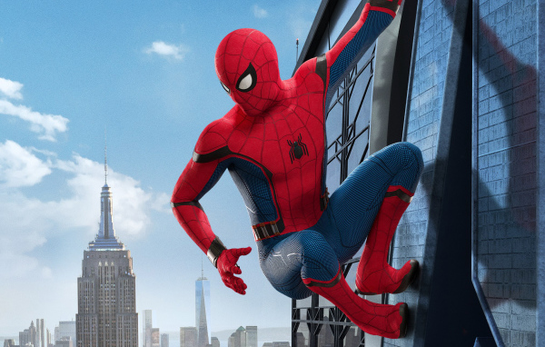 Главный герой фильма Человек-паук. Возвращение домой 2017 на стене 