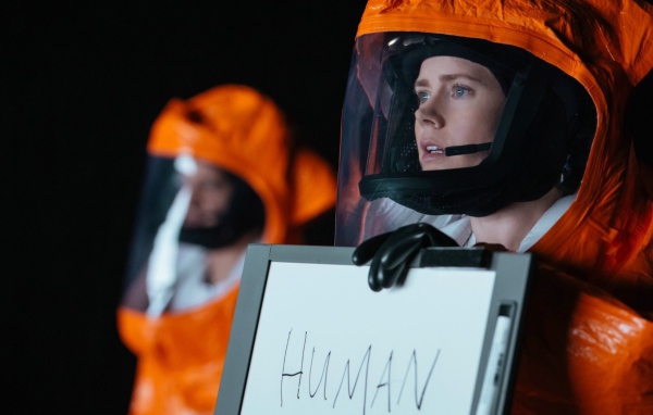 Главные герои в скафандрах фильм Прибытие 