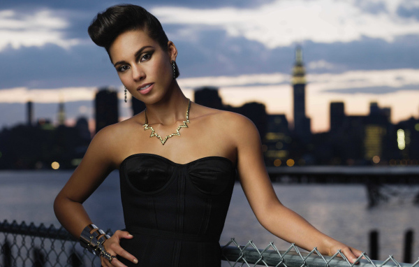 Американская певица Алиша Киз у моста 