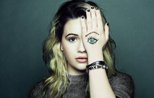 Американская певица Беа Миллер с рисунком на руке