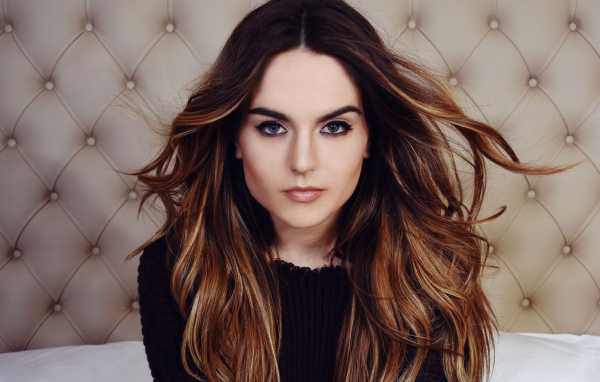 Американская певица Джоджо с длинными волосами