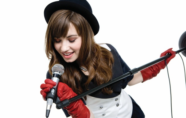 Американская певица и актриса Деми Ловато с микрофоном 