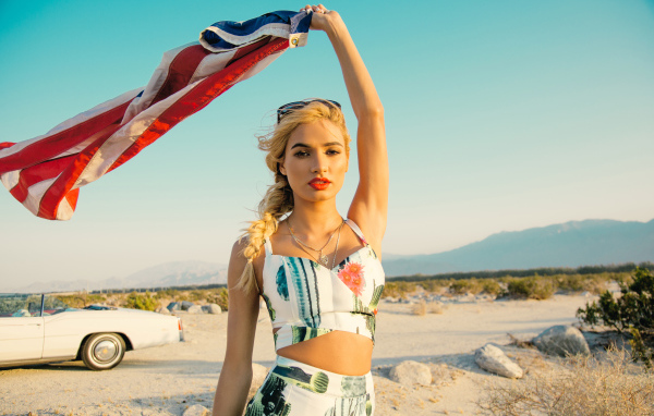 Американская певица блондинка Пиа Миа