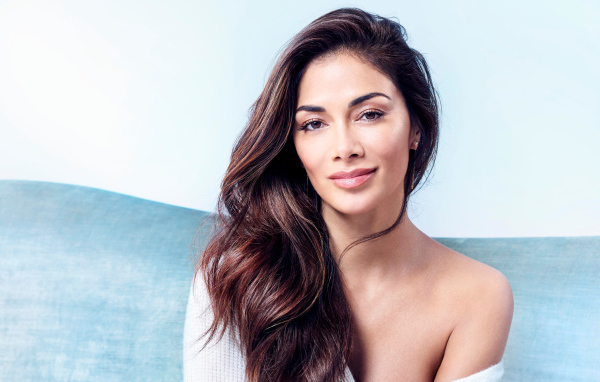 Американская певица брюнетка Николь Шерзингер