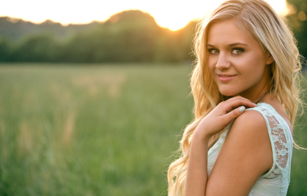 Красивая блондинка певица  Келси Баллерини 