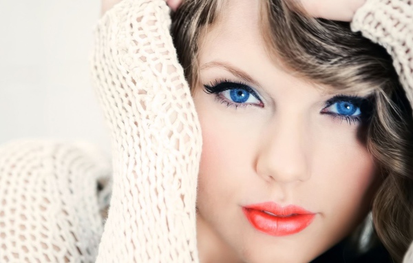 Красивая голубоглазая девушка певица Тейлор Свифт