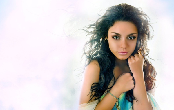 Красивая девушка певица Ванесса Хадженс 