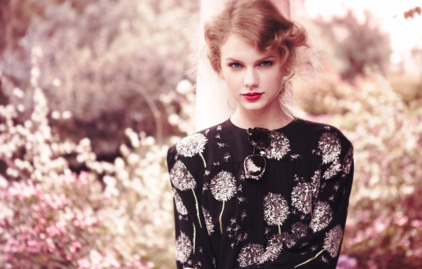 Красивая рыжеволосая певица Тейлор Свифт 