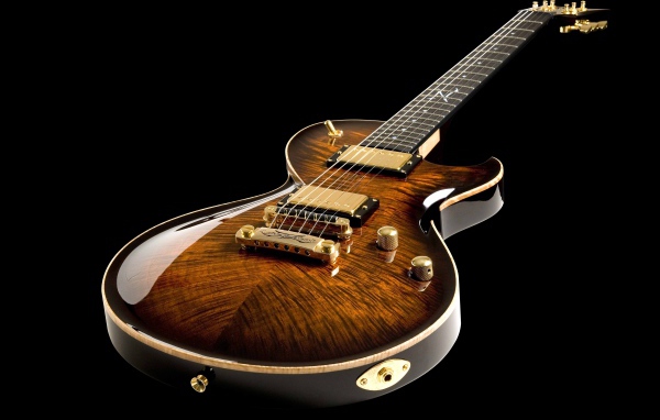 Дорогая гитара DBZ Guitars Bolero на черном фоне