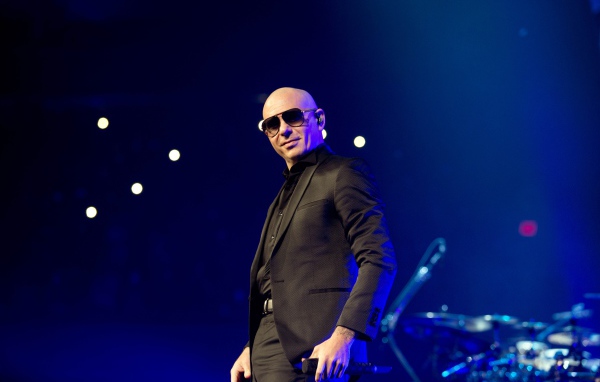 Популярный певец  Питбуль на сцене в черных очках