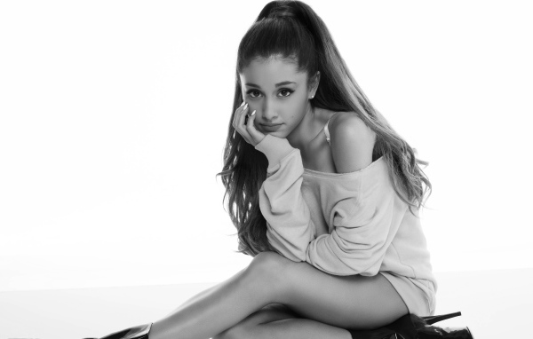 Певица Ариана Гранде  черно белое фото 