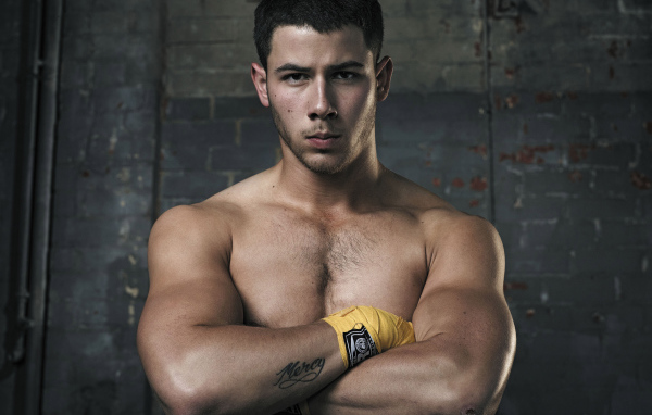 Певец Ник Джонас с татуировкой на руке