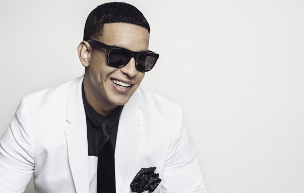 Стильный певец  Дэдди Янки в черных очках