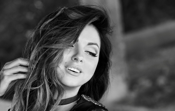 Молодая российская певица Нюша черное белое фото 