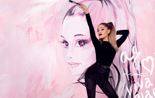 Молодая исполнительница Ариана Гранде в черном наряде